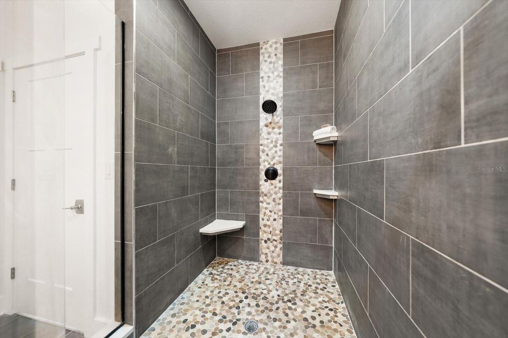 Image 15 of property listing at 1297 SAVONA DRIVE NE, St Petersburg, FL 33702