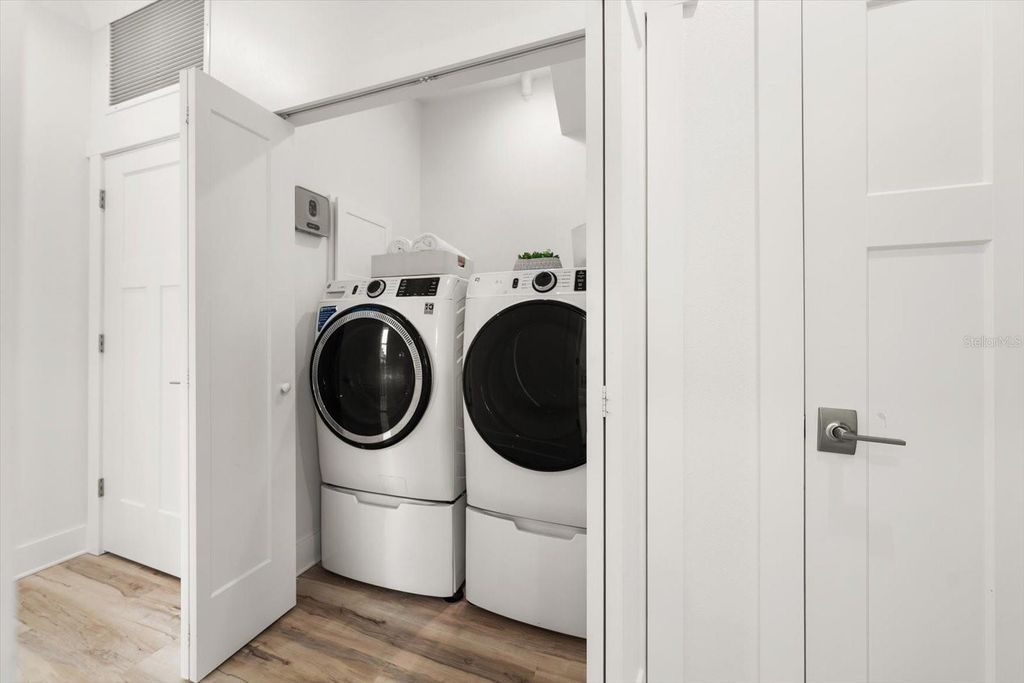 Image 21 of property listing at 1297 SAVONA DRIVE NE, St Petersburg, FL 33702