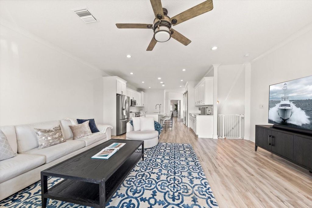 Image 4 of property listing at 1297 SAVONA DRIVE NE, St Petersburg, FL 33702