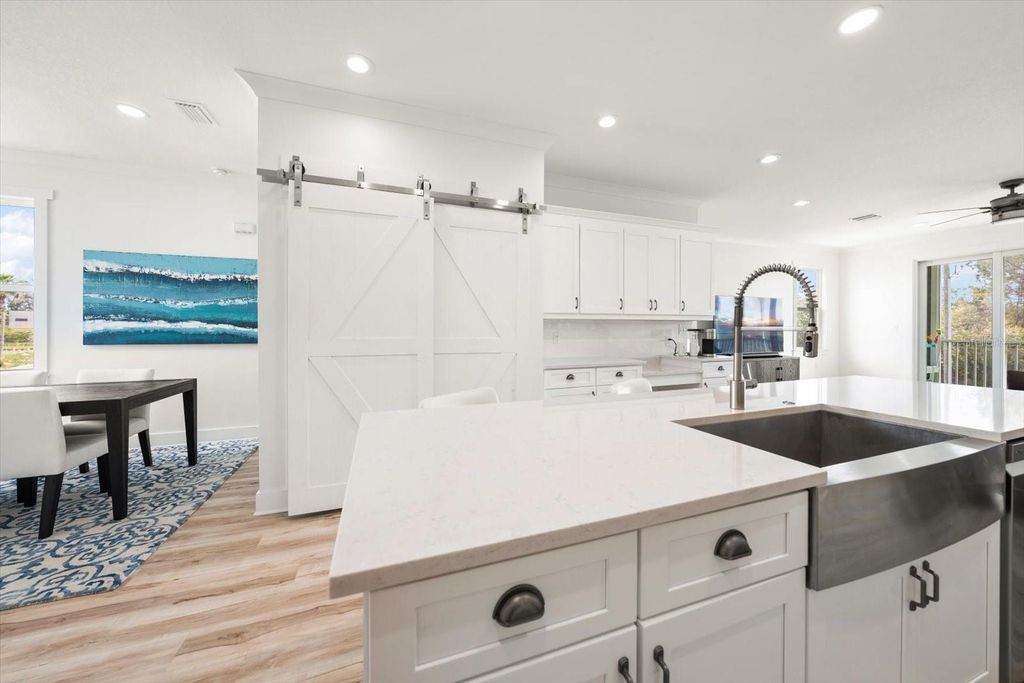 Image 6 of property listing at 1297 SAVONA DRIVE NE, St Petersburg, FL 33702