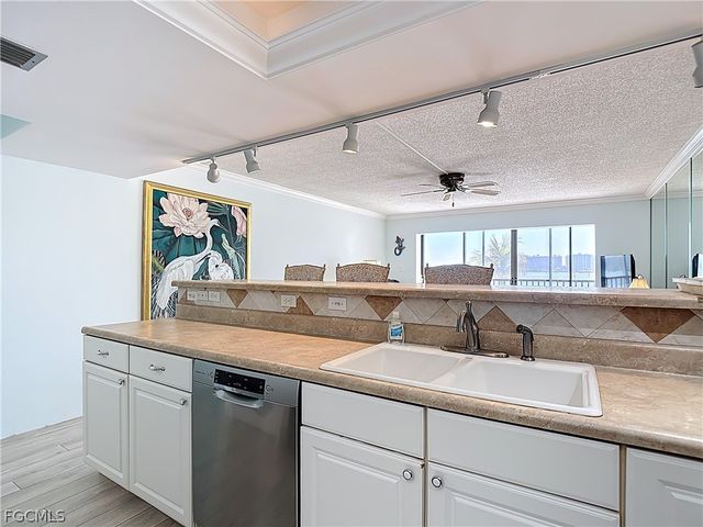 400 Lenell RD 107, Fort Myers Beach, FL 33931