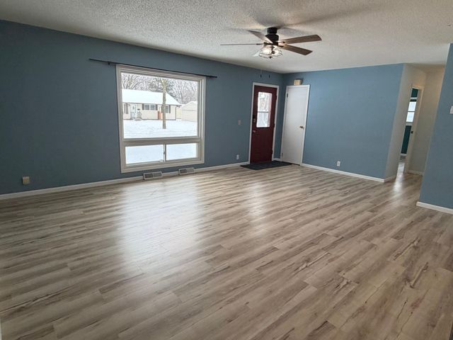 724 Southview Drive SW, Hutchinson, MN 55350