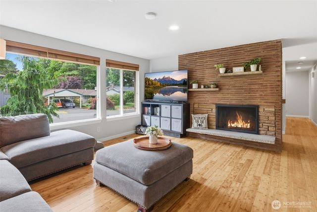 826 Maplewood Avenue, Kent, WA 98030