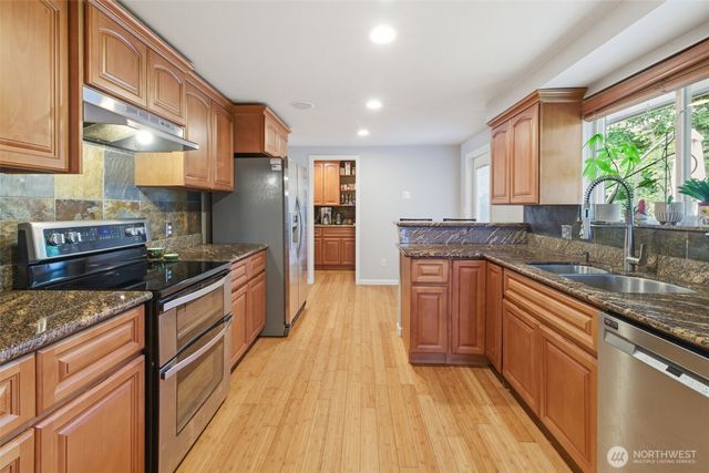 826 Maplewood Avenue, Kent, WA 98030