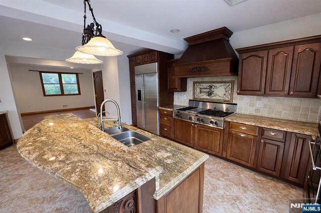 416 Oncrest Terrace, Cliffside Park, NJ 07010