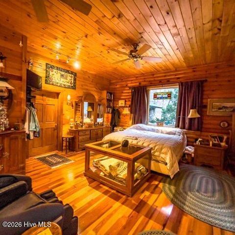 496 Holloway Road, Robbinsville, NC 28771