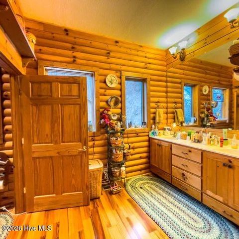 496 Holloway Road, Robbinsville, NC 28771