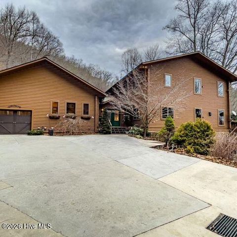 496 Holloway Road, Robbinsville, NC 28771