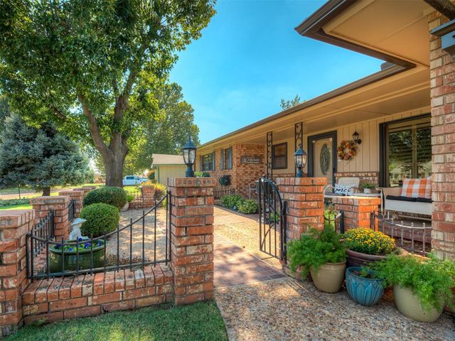 115 Briarwood Street, Moore, OK 73160