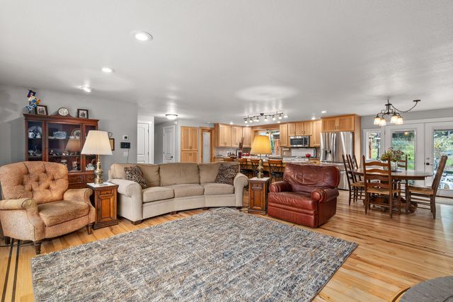 9728 Lower River Road, Grants Pass, OR 97526