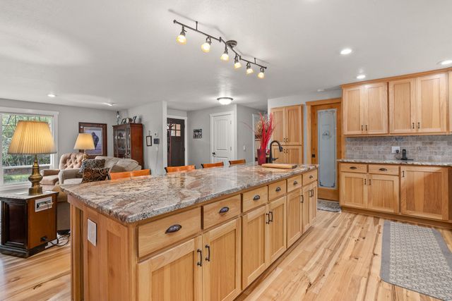 9728 Lower River Road, Grants Pass, OR 97526