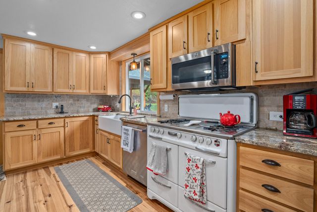 9728 Lower River Road, Grants Pass, OR 97526