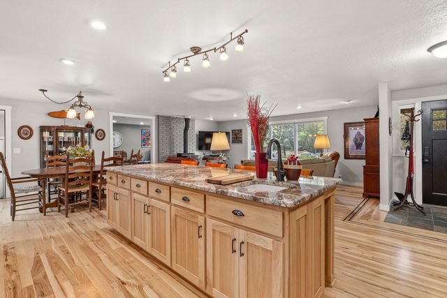 9728 Lower River Road, Grants Pass, OR 97526