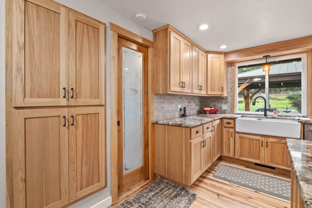 9728 Lower River Road, Grants Pass, OR 97526