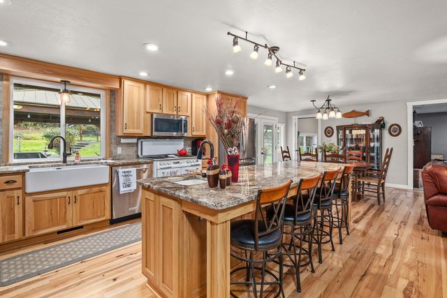 9728 Lower River Road, Grants Pass, OR 97526