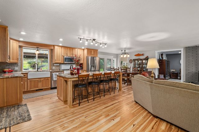 9728 Lower River Road, Grants Pass, OR 97526