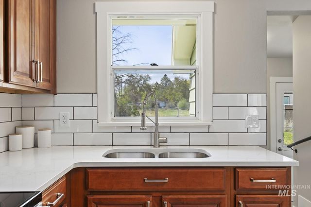 489 W Borah Ave, Twin Falls, ID 83301