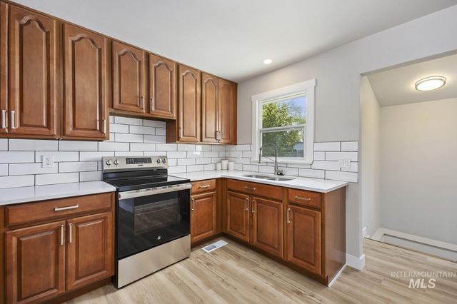 489 W Borah Ave, Twin Falls, ID 83301