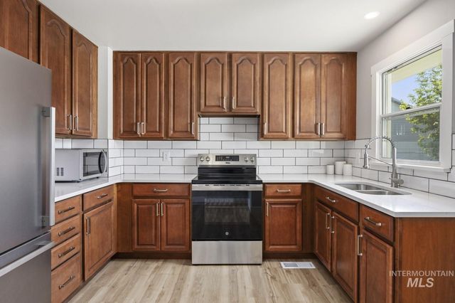 489 W Borah Ave, Twin Falls, ID 83301