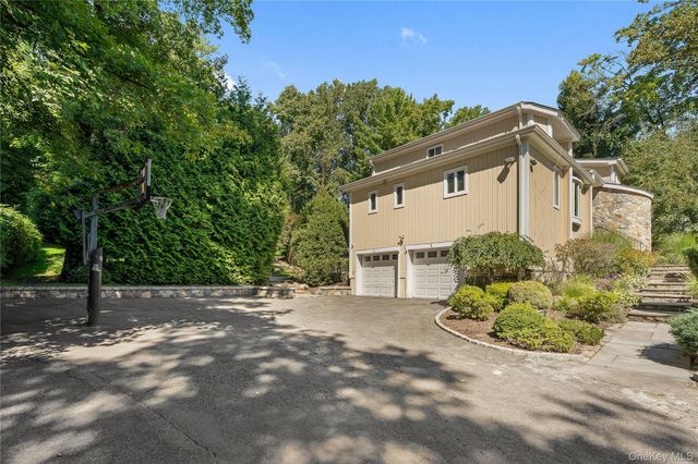 37 Pheasant Run Road, Pleasantville, NY 10570