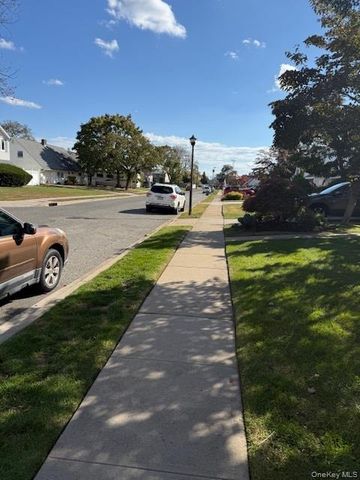 112 Gun Lane, Levittown, NY 11756