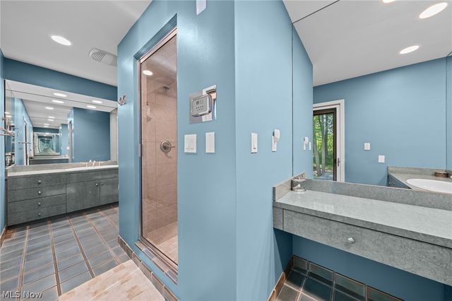 4830 Som Center Road, Moreland Hills, OH 44022