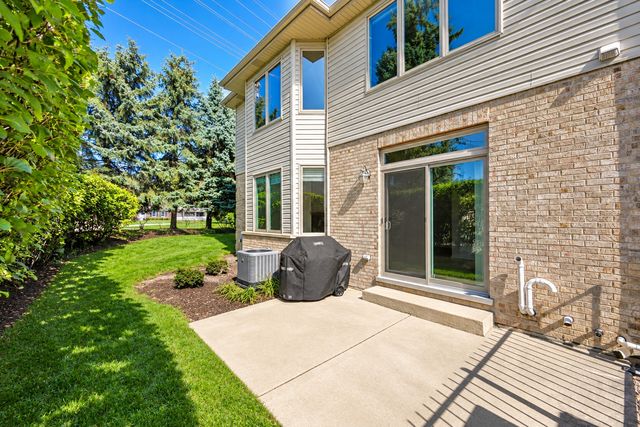 661 E Nerge Road, Roselle, IL 60172