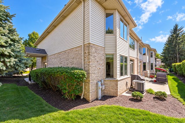 661 E Nerge Road, Roselle, IL 60172