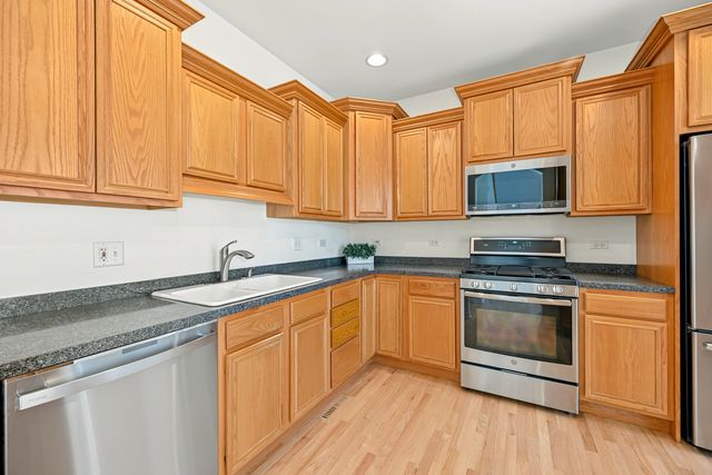 661 E Nerge Road, Roselle, IL 60172