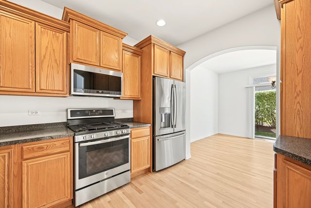 661 E Nerge Road, Roselle, IL 60172