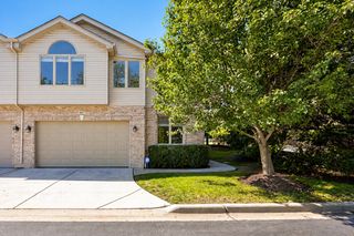 661 E Nerge Road, Roselle, IL 60172