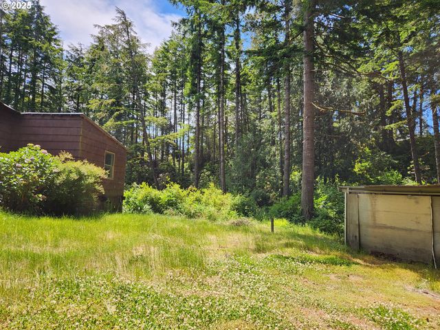 12829 WILDWOOD Dr, North Bend, OR 97459