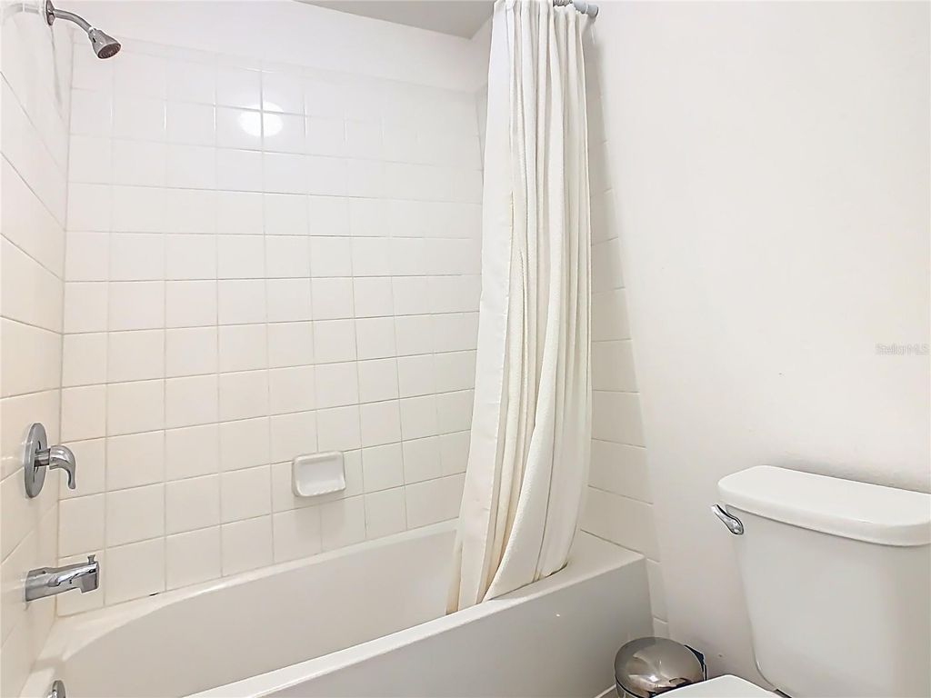 Image 35 of property listing at 4983 LONDON CREEK PLACE, Kissimmee, FL 34758