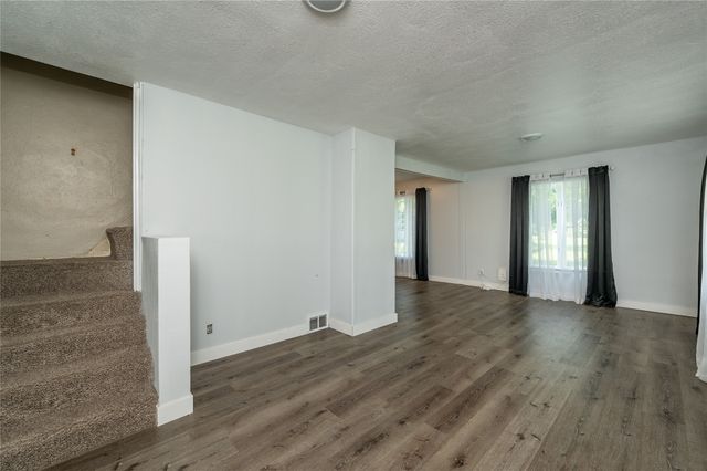 6325 NW 56th Street, Johnston, IA 50131