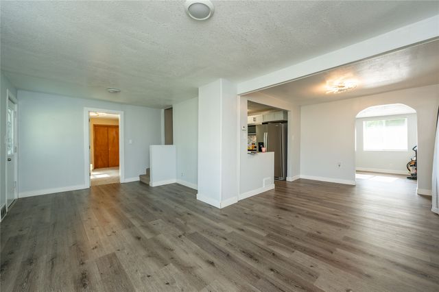 6325 NW 56th Street, Johnston, IA 50131