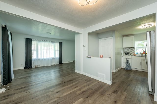 6325 NW 56th Street, Johnston, IA 50131