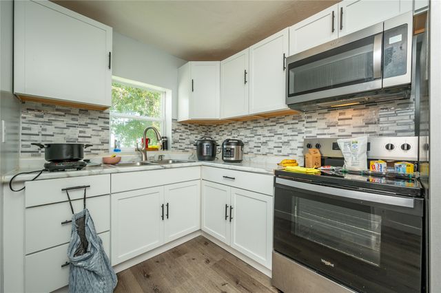 6325 NW 56th Street, Johnston, IA 50131