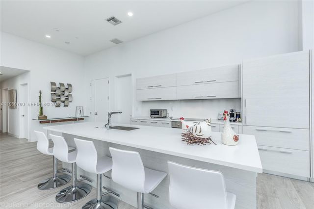 55 SW 9th St PH4603, Miami, FL 33130