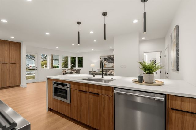 9215 12th Avenue NE, Seattle, WA 98115
