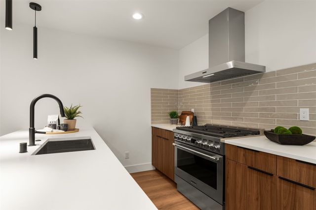9215 12th Avenue NE, Seattle, WA 98115
