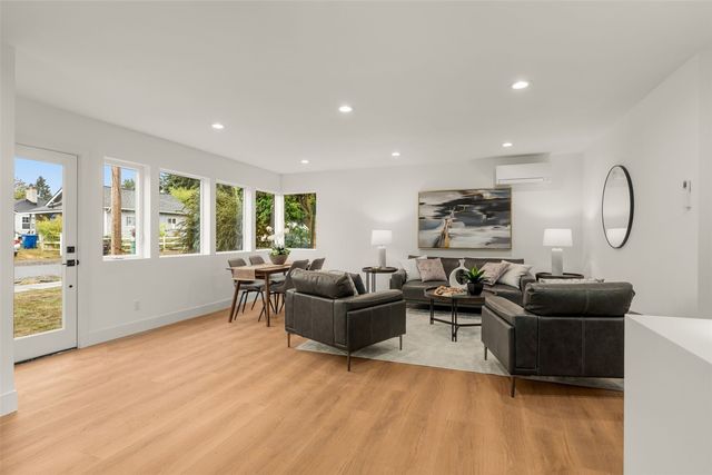 9215 12th Avenue NE, Seattle, WA 98115