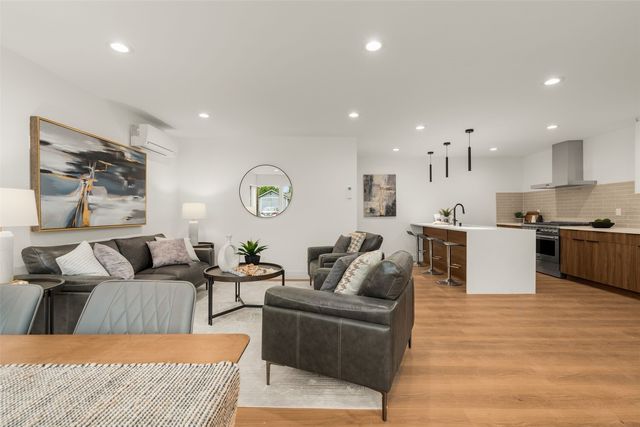 9215 12th Avenue NE, Seattle, WA 98115