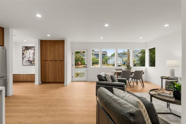 9215 12th Avenue NE, Seattle, WA 98115