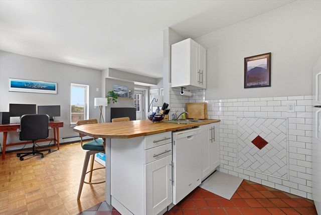 105 W Fourth St 4A, Boston, MA 02127