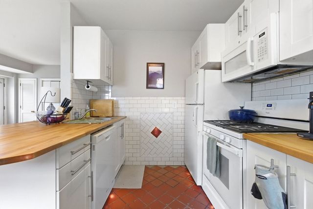 105 W Fourth St 4A, Boston, MA 02127
