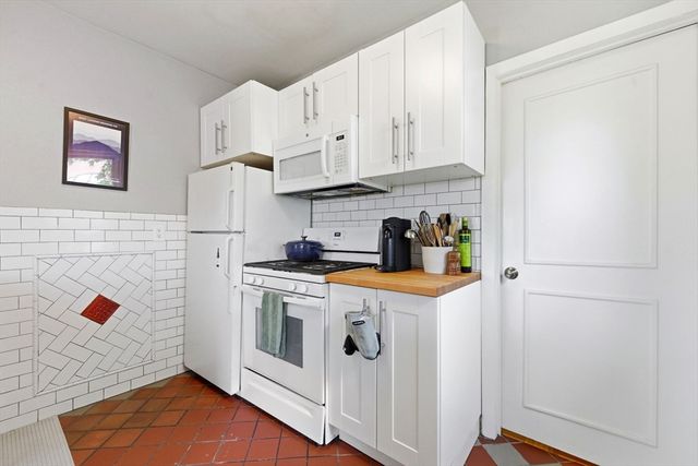 105 W Fourth St 4A, Boston, MA 02127
