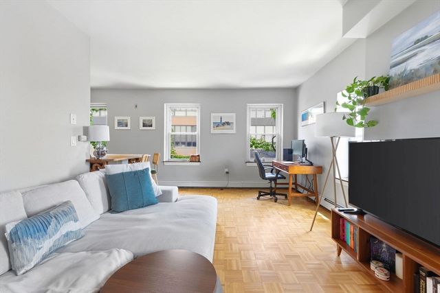 105 W Fourth St 4A, Boston, MA 02127