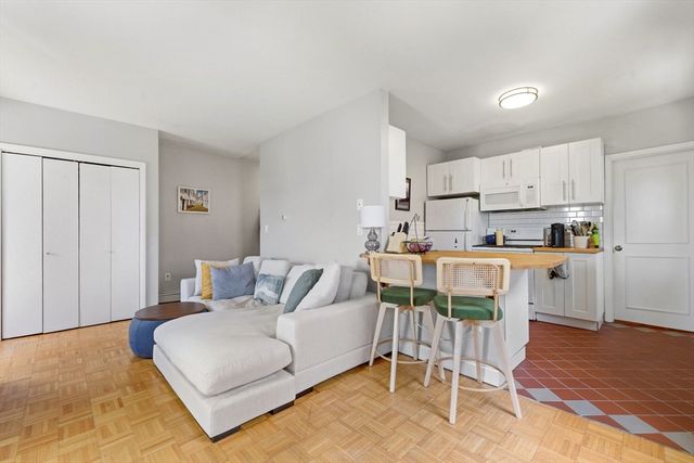 105 W Fourth St 4A, Boston, MA 02127
