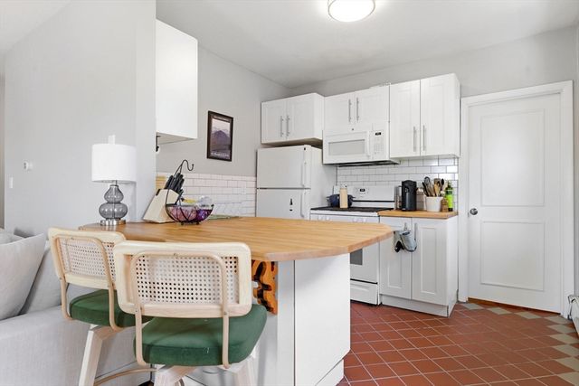 105 W Fourth St 4A, Boston, MA 02127