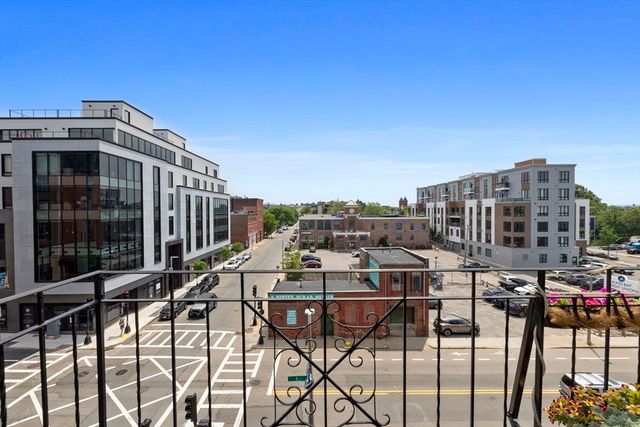 105 W Fourth St 4A, Boston, MA 02127